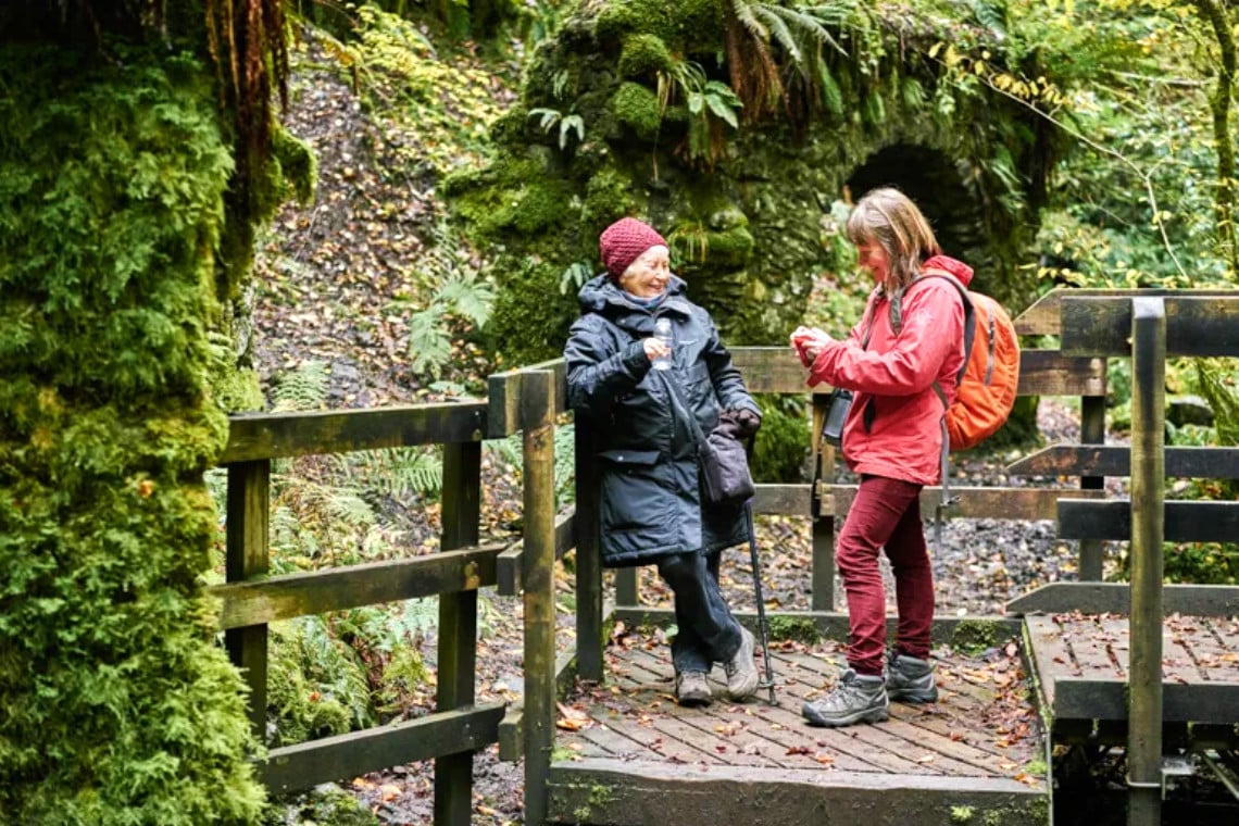 Relaxing walks in nature - 2 ladies stop for a quick chat.